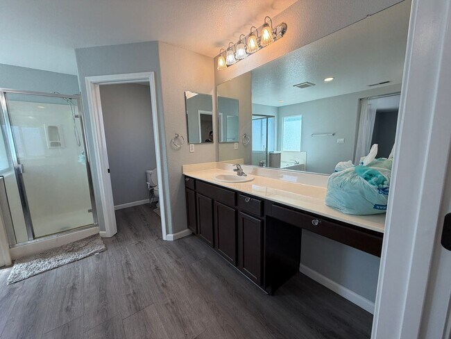 Building Photo - AVAILABLE NOW! LEASE TODAY! 4 Bedroom 3 Bath Elk Grove Home with Bonus Room!
