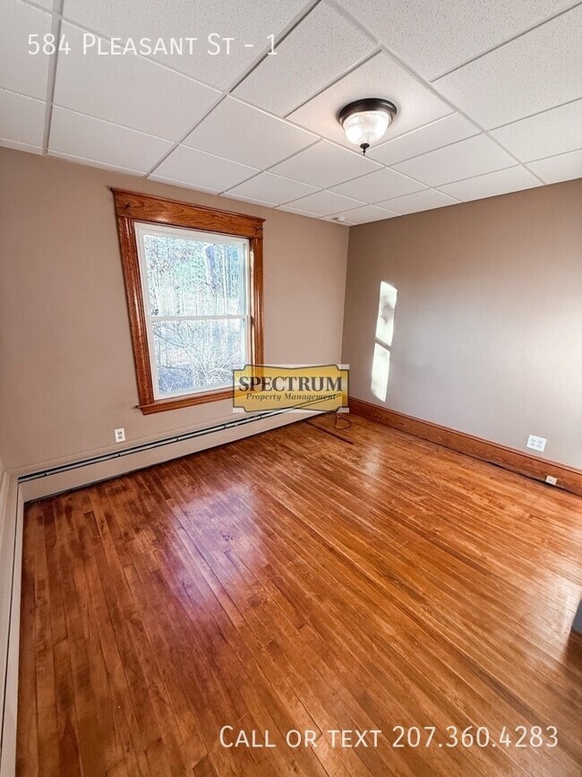 Building Photo - 584 Pleasant St