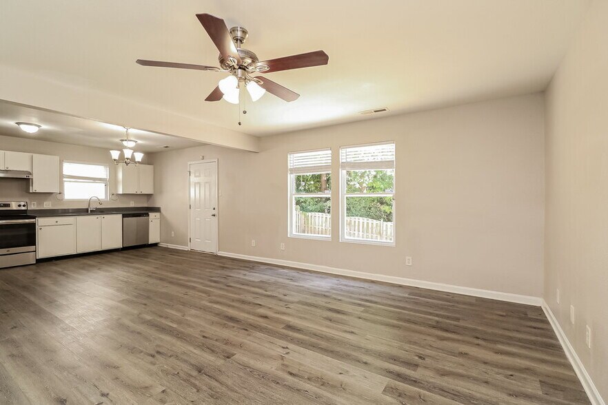 Building Photo - 7234 Fox Point Dr