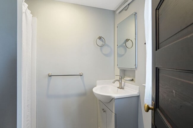 Building Photo - Fully furnished 5-bed, 3.5 bath home in hi...
