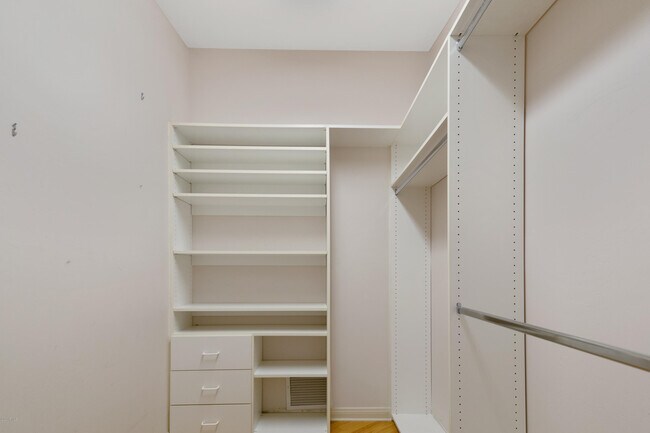 Building Photo - 8423 E Thunderbird Rd