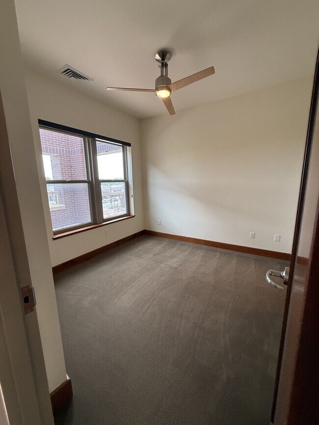 Building Photo - Luxury Apartment
