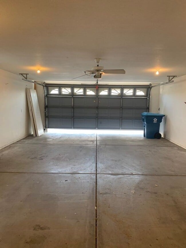 Building Photo - Unfurnished Full Time