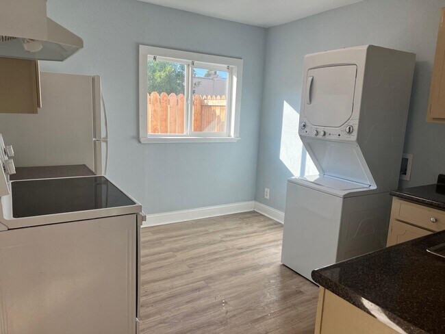 Building Photo - 3828 Altura Ave