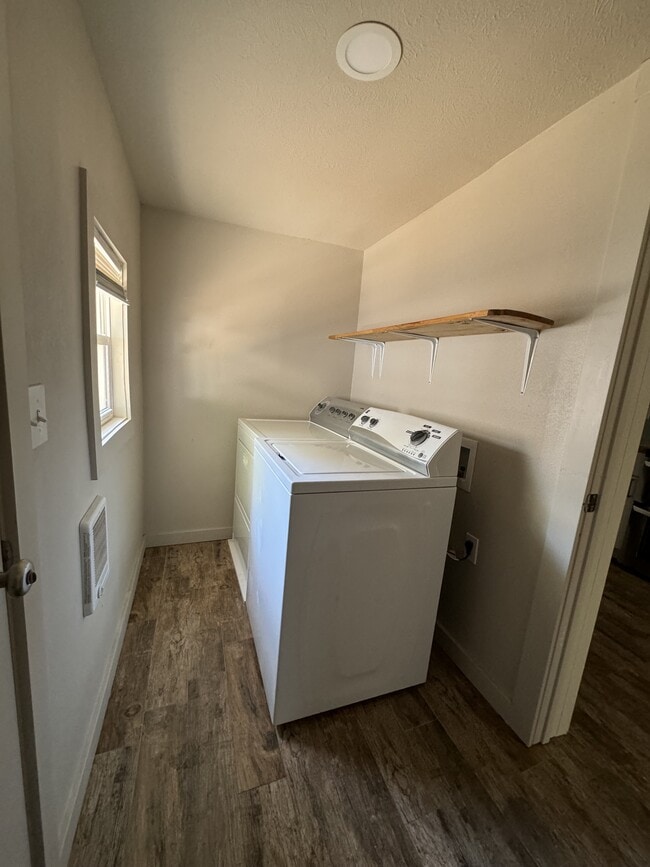 Building Photo - 1285 E 4th N