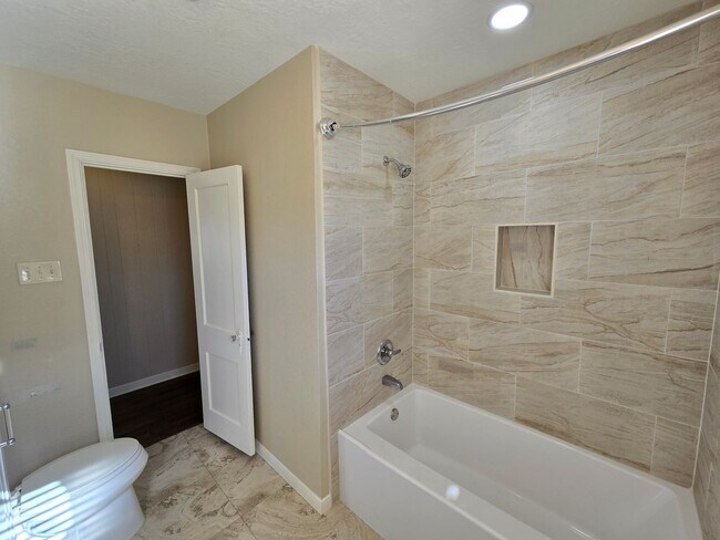 Building Photo - Spacious 3 Bedroom 2 Bath in Bryan!