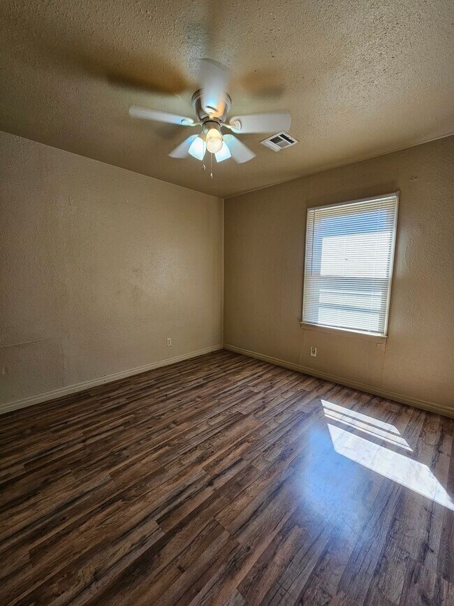 Building Photo - (2) Bed/(1) Bath w/ (2) Living Areas + Uti...
