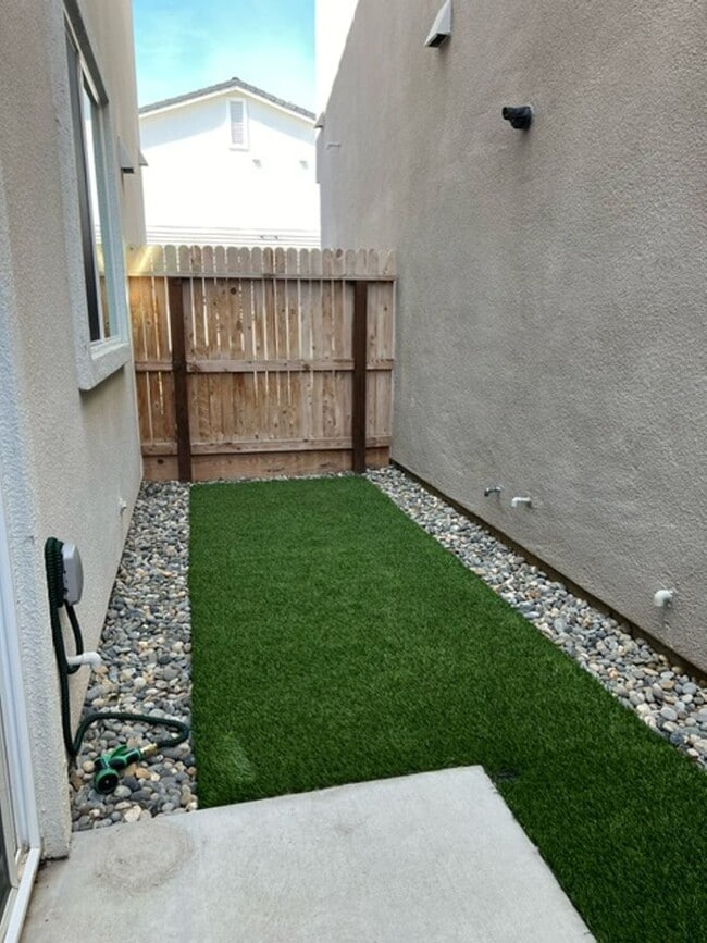 Building Photo - Beautiful Newer 3 Bedrooms 2.5 Baths Home with SOLAR!!!