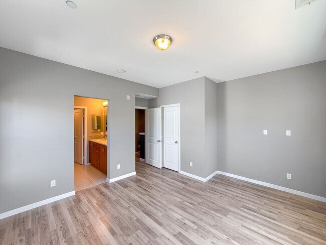 Building Photo - Beautiful 3B/3.5BA Townhouse in Carlsbad w...