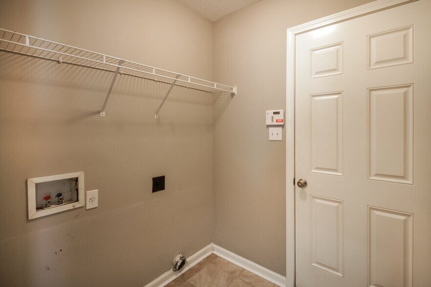 Building Photo - 6331 White Hawk Ln