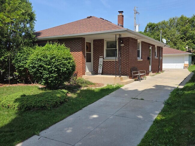 Building Photo - 2306 S 85th St