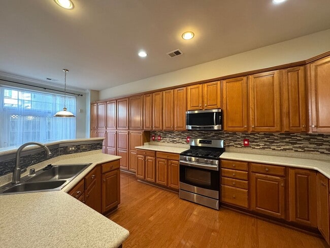 Building Photo - Stunning 4 Bed 3.5 Bath Brick Townhome In Desired Mount Zephyr