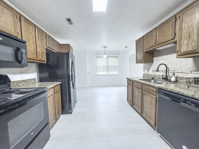 Building Photo - LOVELY STRAWBRIDGE HOME FOR RENT!!!