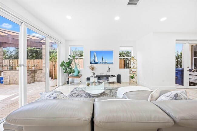 Building Photo - 6933 NW 104th Ct