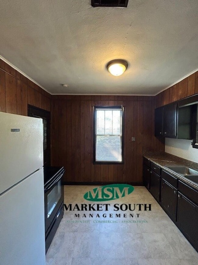 Building Photo - EASTSIDE BUNGALOW ON WALDBURG!