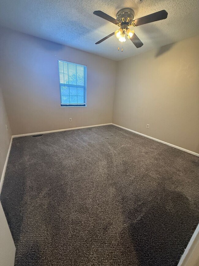 Building Photo - 708-710 SW 37th St Duplex