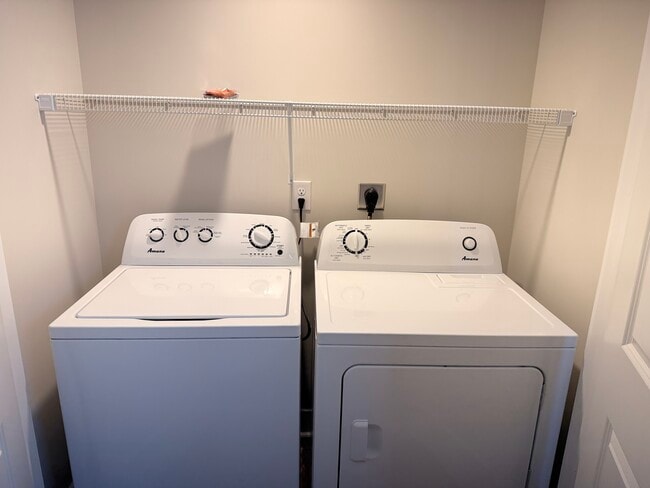 Building Photo - The Hills Townhomes 301-310