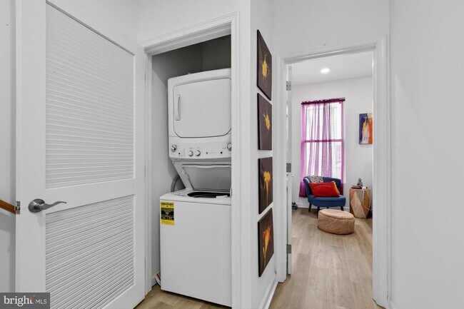 Building Photo - 2352 W Thompson St