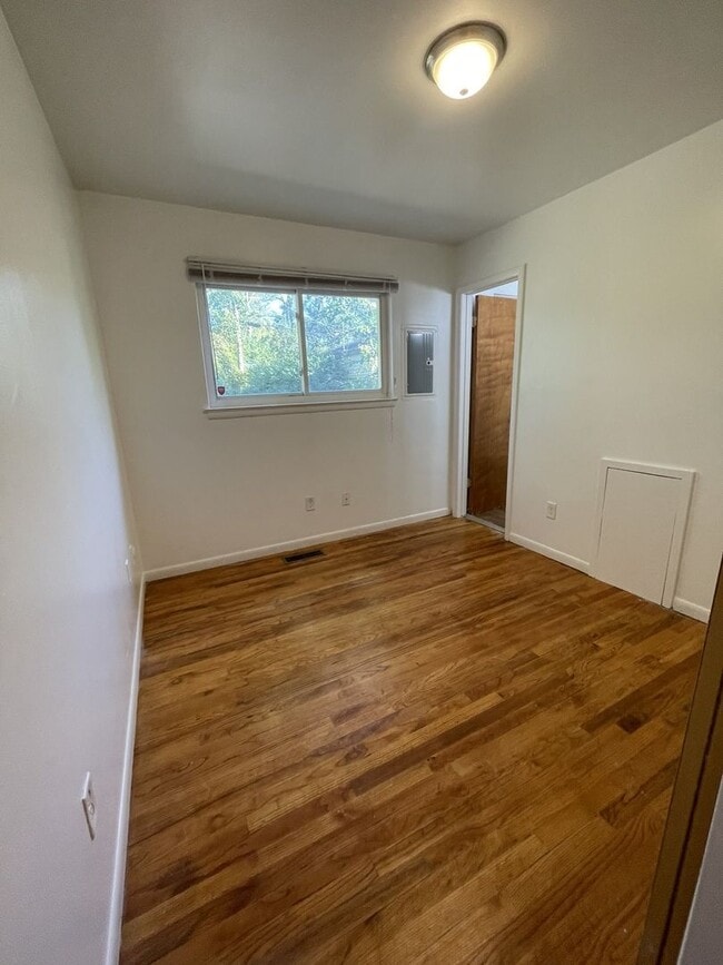 Building Photo - Three Bedroom Home in Sugarbrook Area!