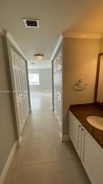 Building Photo - 721 N Pine Island Rd