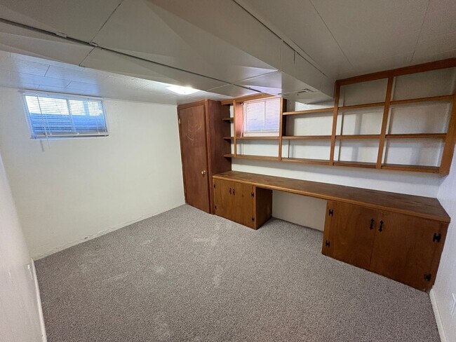Building Photo - Newly Updated - Spacious 5 Bed 2 Bath Home