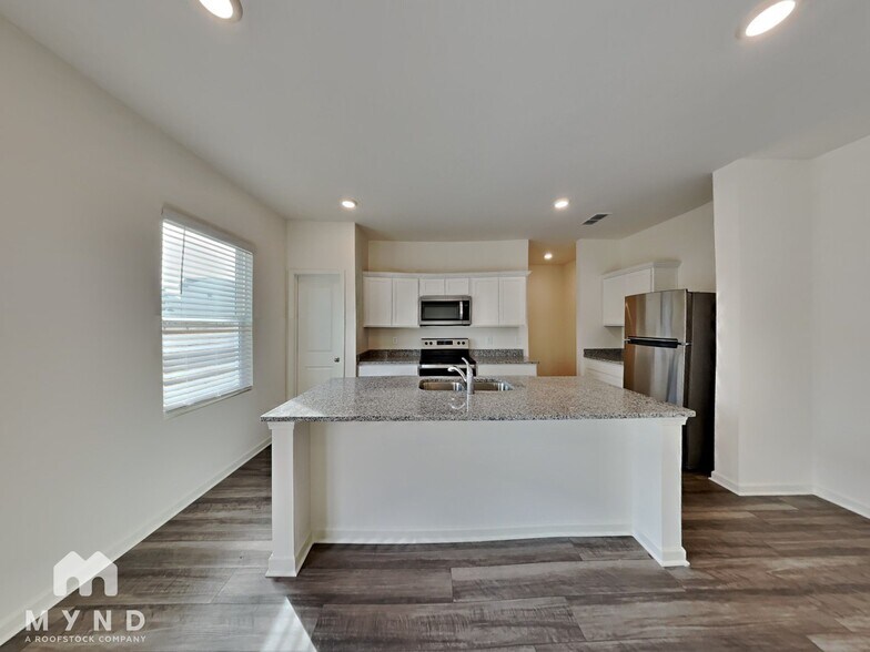 Building Photo - 424 Cottontail Ln