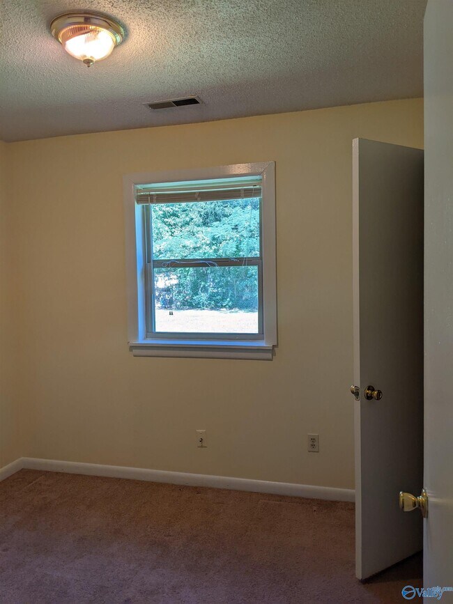 Building Photo - 14021 SW Wyandotte Dr