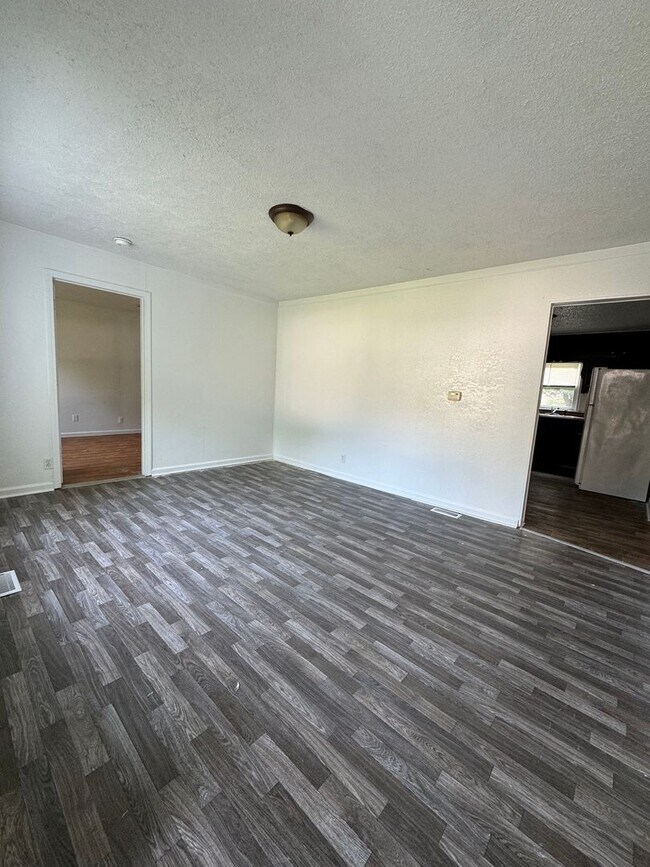 Building Photo - 3 Bedroom, 1 Bath totally fenced-in yard