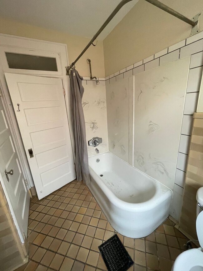 Building Photo - Large Brick 7 bedroom home. email Amber@os...