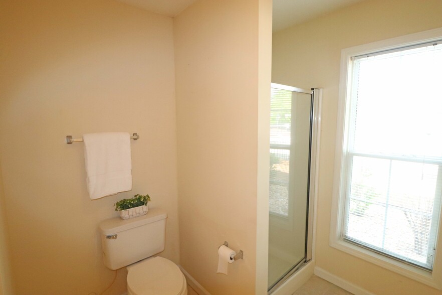 Separate shower - 2500 Friedland Pl