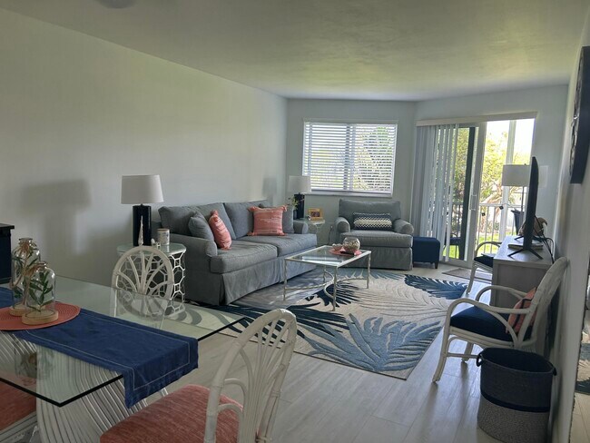 Building Photo - 2760 Banyan Rd