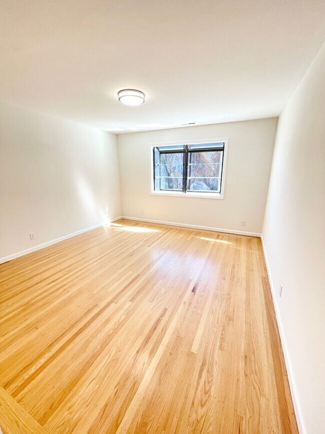 Building Photo - Beautiful Golden Gate Heights 5 Bed/3.5 Bath Home w/Amazing Views