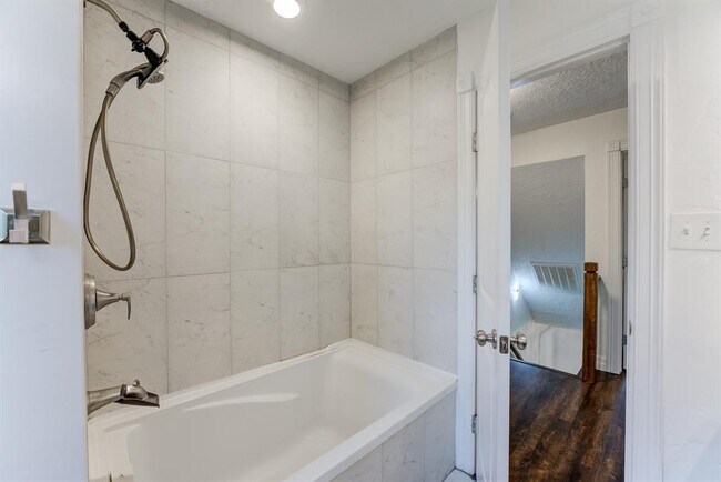 Building Photo - 560 Landfall Ln