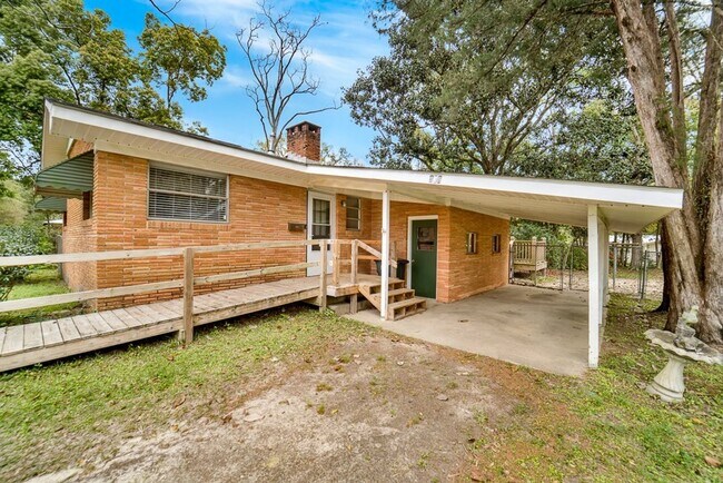 Building Photo - SOON AVAILABLE IN DOWNTOWN FAIRHOPE!