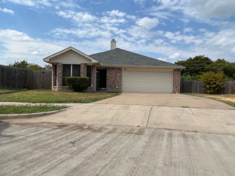 Primary Photo - 3001 Green Vista Ct