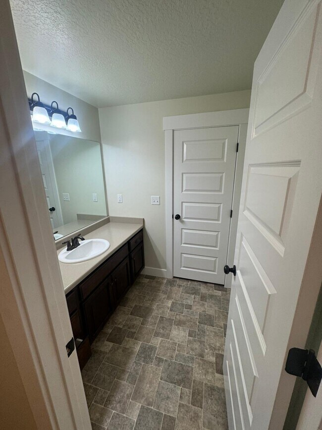 Building Photo - 1109 W Meridian Dr