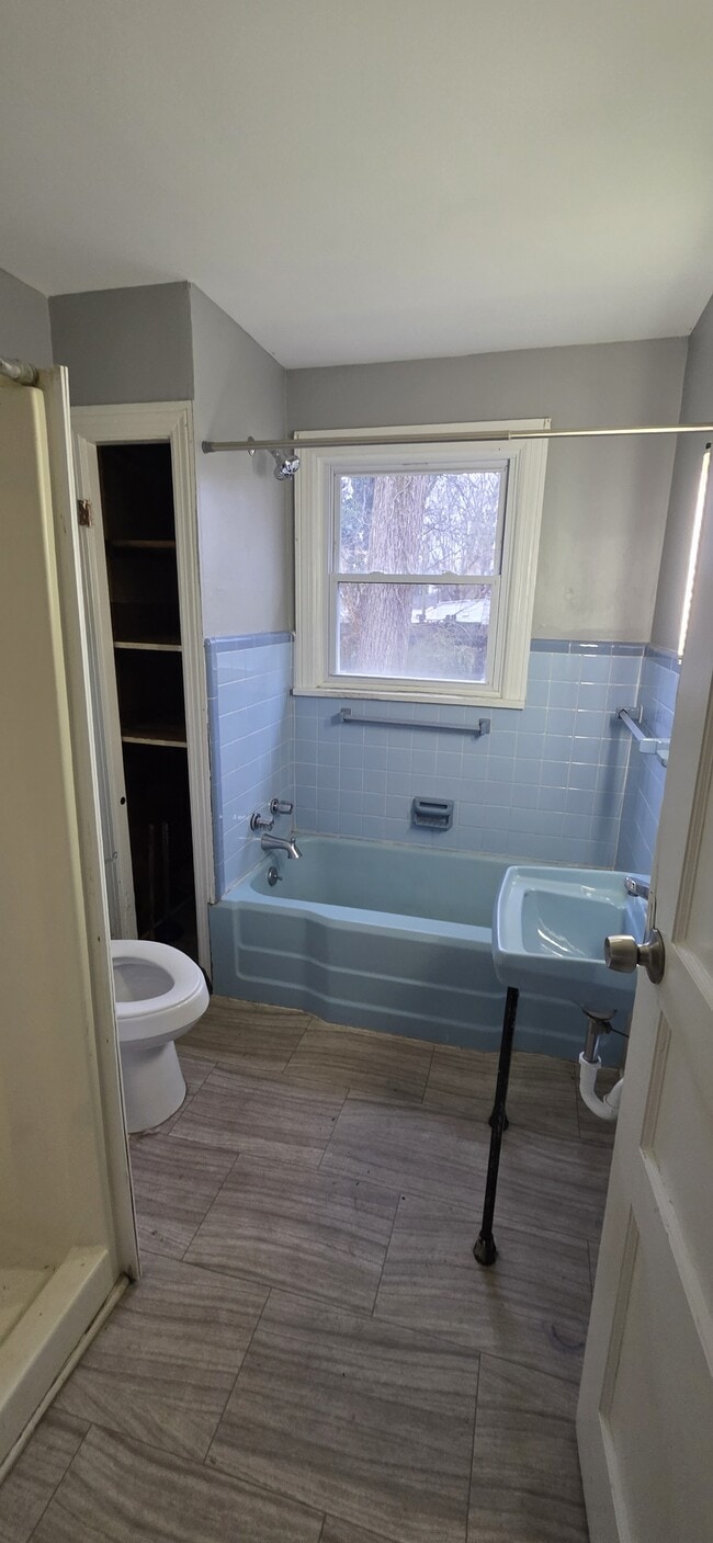 Building Photo - 810 E Vine St