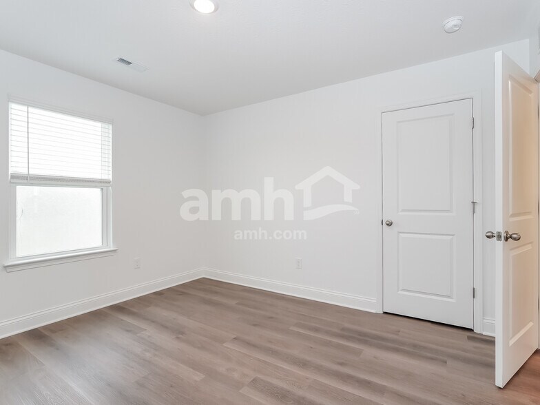 Building Photo - 406 Golden Maple Pl