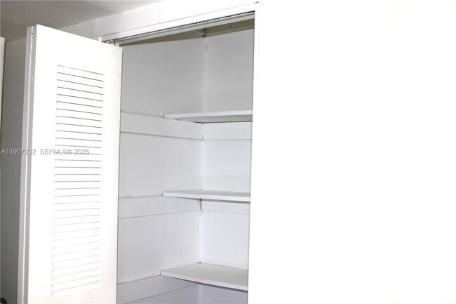 Building Photo - 13685 NE 10th Ave