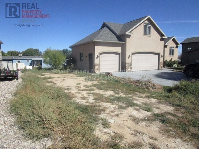 Building Photo - Beautiful 6 bedroom, 3 Bath, 3 Car Garage ...