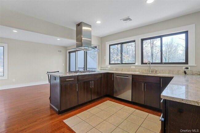 Building Photo - 300 Clausland Mountain Rd