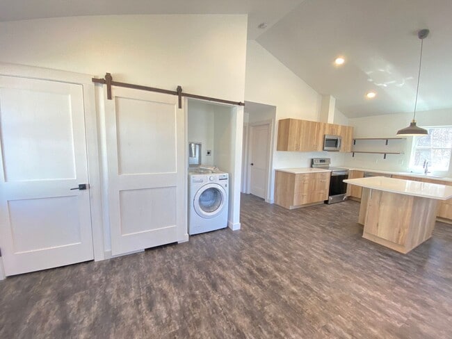 Building Photo - AVAILABLE JULY - Modern Farmhouse Style 2 Bed 1 Bath Home