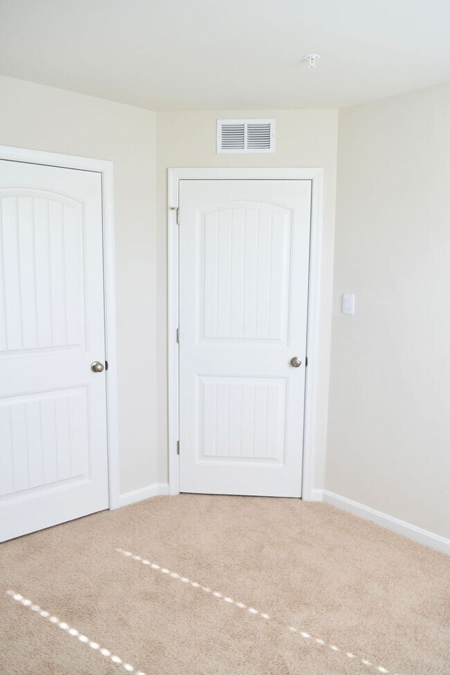 Building Photo - Stunning NEW Townhouse in Heritage Trace!