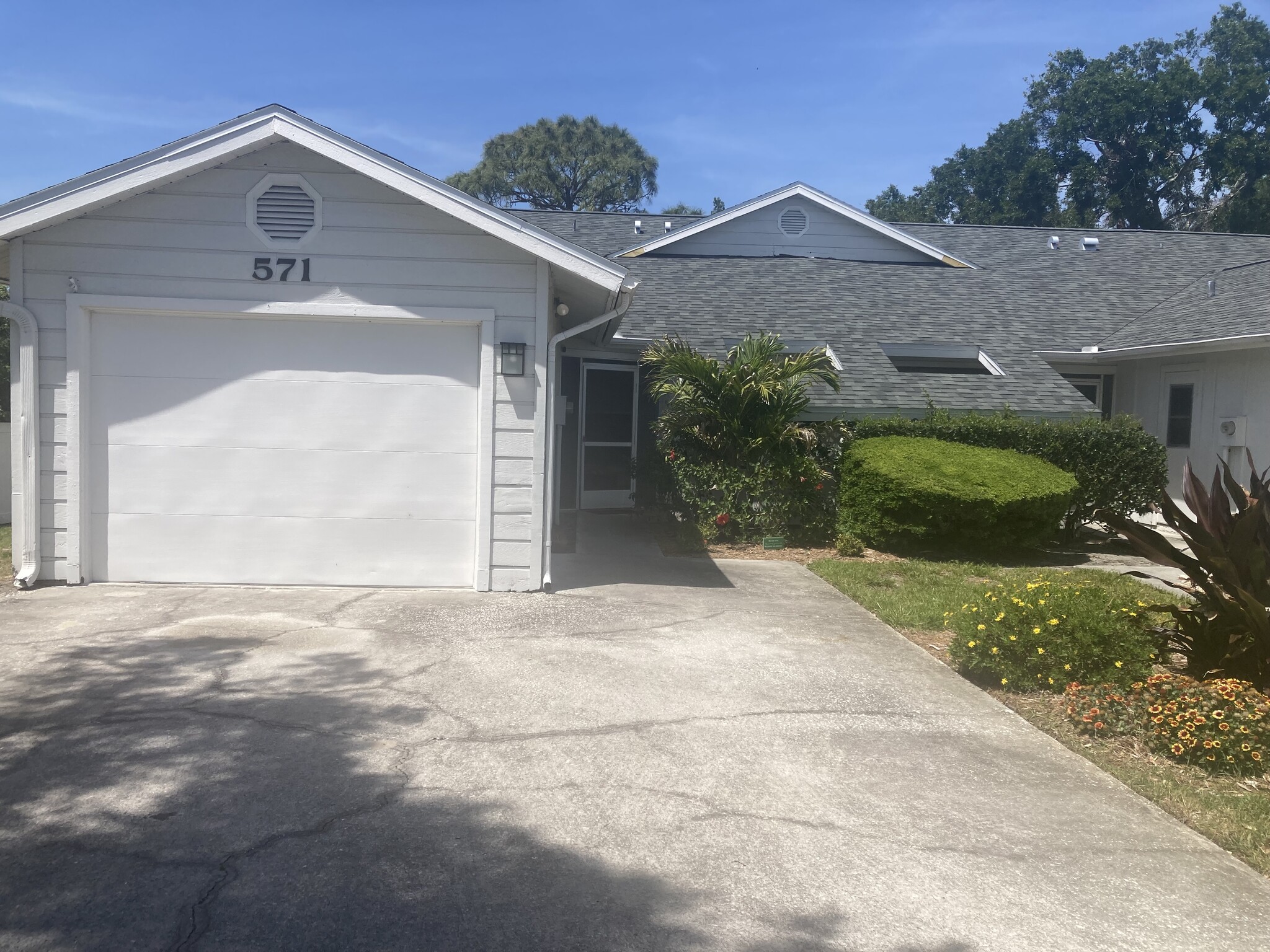 Building Photo - 571 Milburne Close