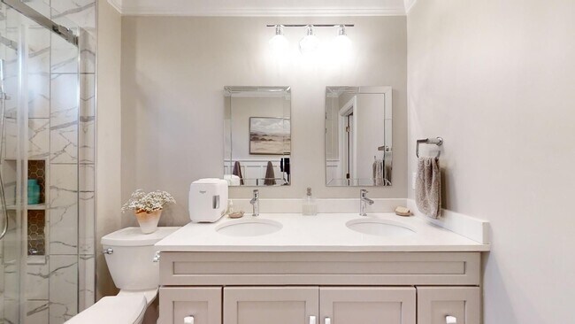 Building Photo - Gorgeous and updated home in Heart of Auburn