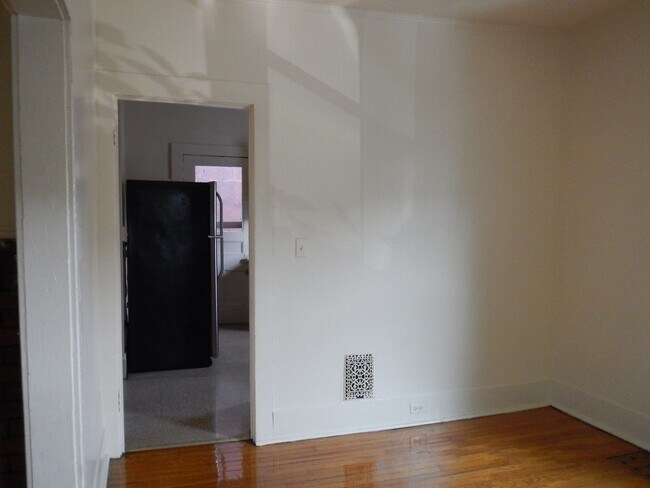 Building Photo - AVAILABLE 6/1/26 - House for Rent Near Sho...