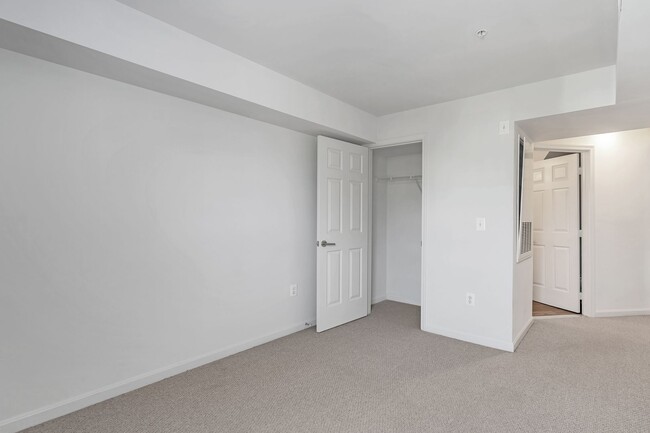 Building Photo - Luxurious 2 Level 2 Bedroom + Den 3 Bathro...