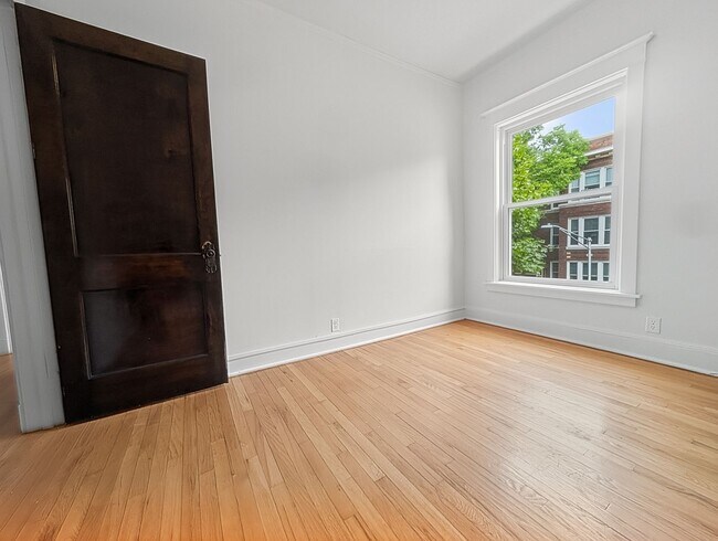 Building Photo - Large 3-bed/1-bath Apartment in the Heart of Rogers Park!
