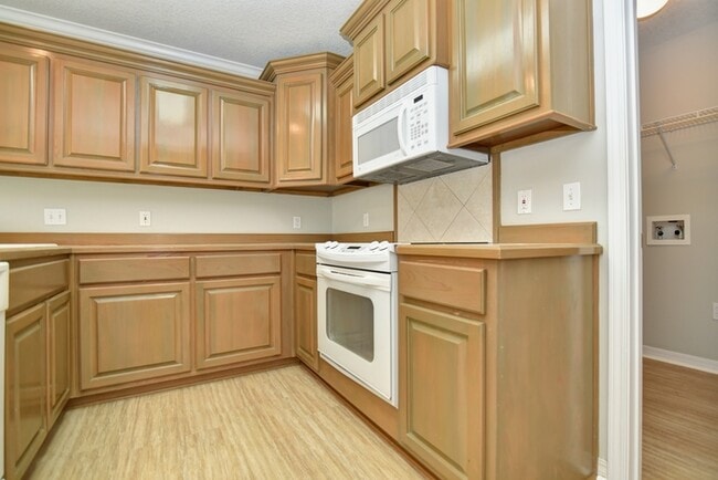 Building Photo - 15065 Warren Dr