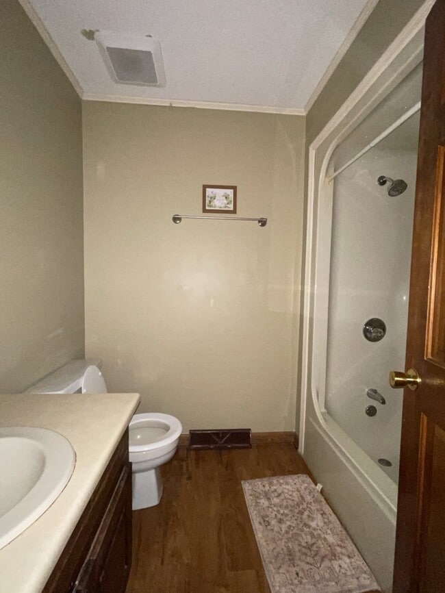 Building Photo - 3 Bedroom 2 Bathroom